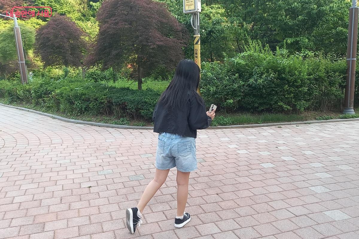 열심히 걷기 운동 중인 딸 ©박유진