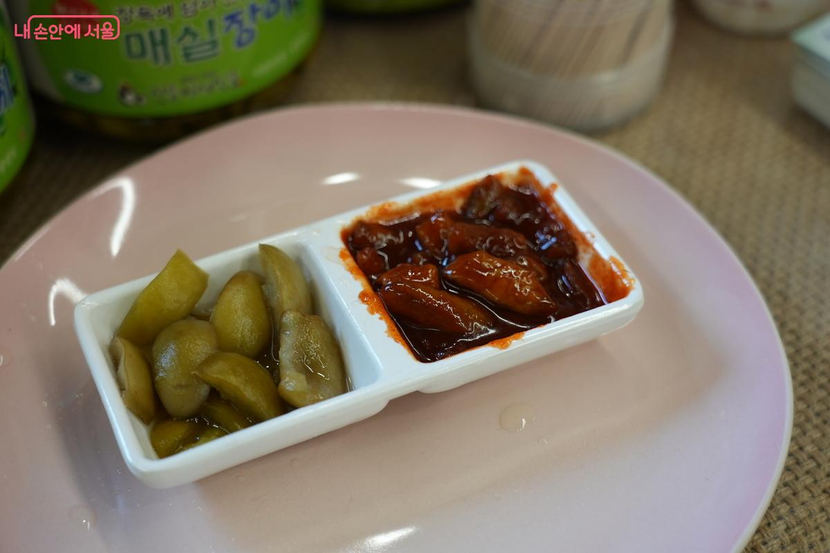 판매자에게 매실에 대한 이야기를 자세히 들을 수 있다. &copy;우현희