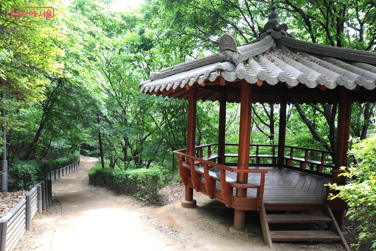 호압사에서 석수역 쪽으로 향하는 서울둘레길의 첫 번째 쉼터 &copy;조수봉
