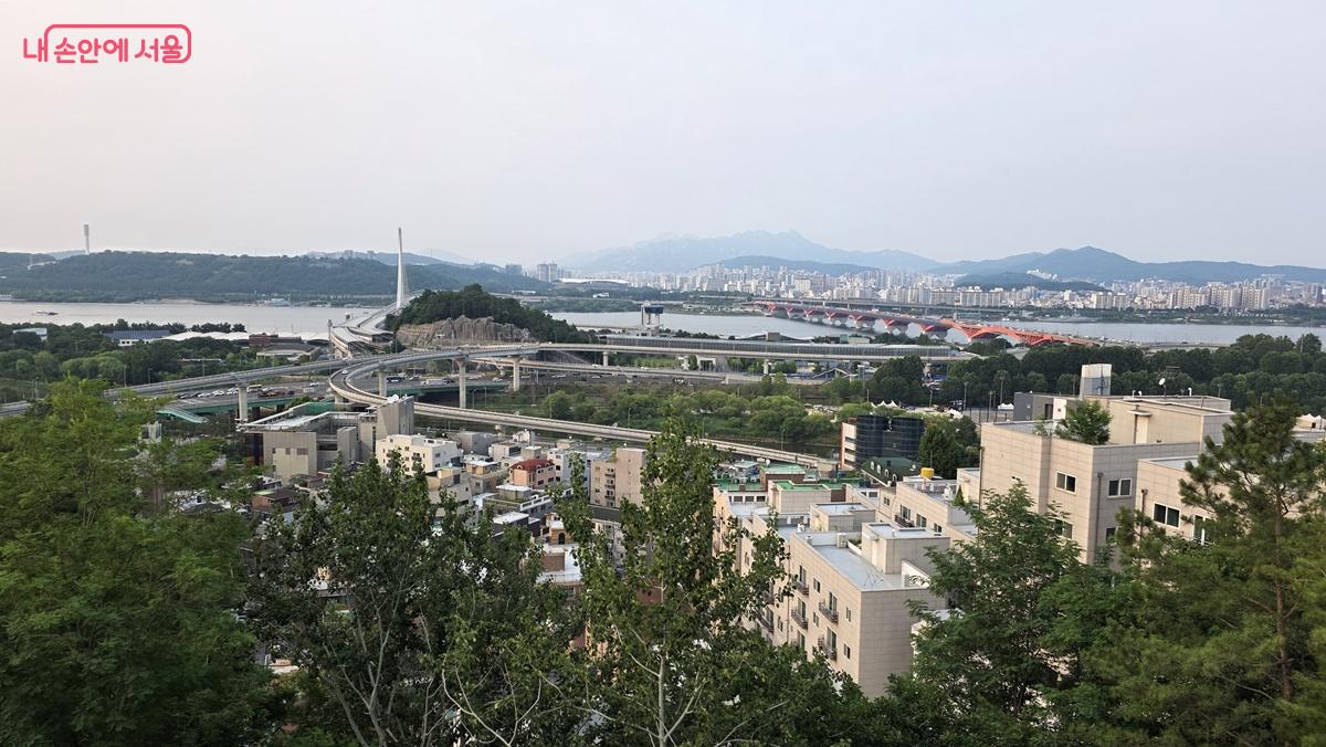 용왕산 정상에서 바라본 파노라마 풍경, 북한산까지 한 눈에 들어온다. ⓒ최용수