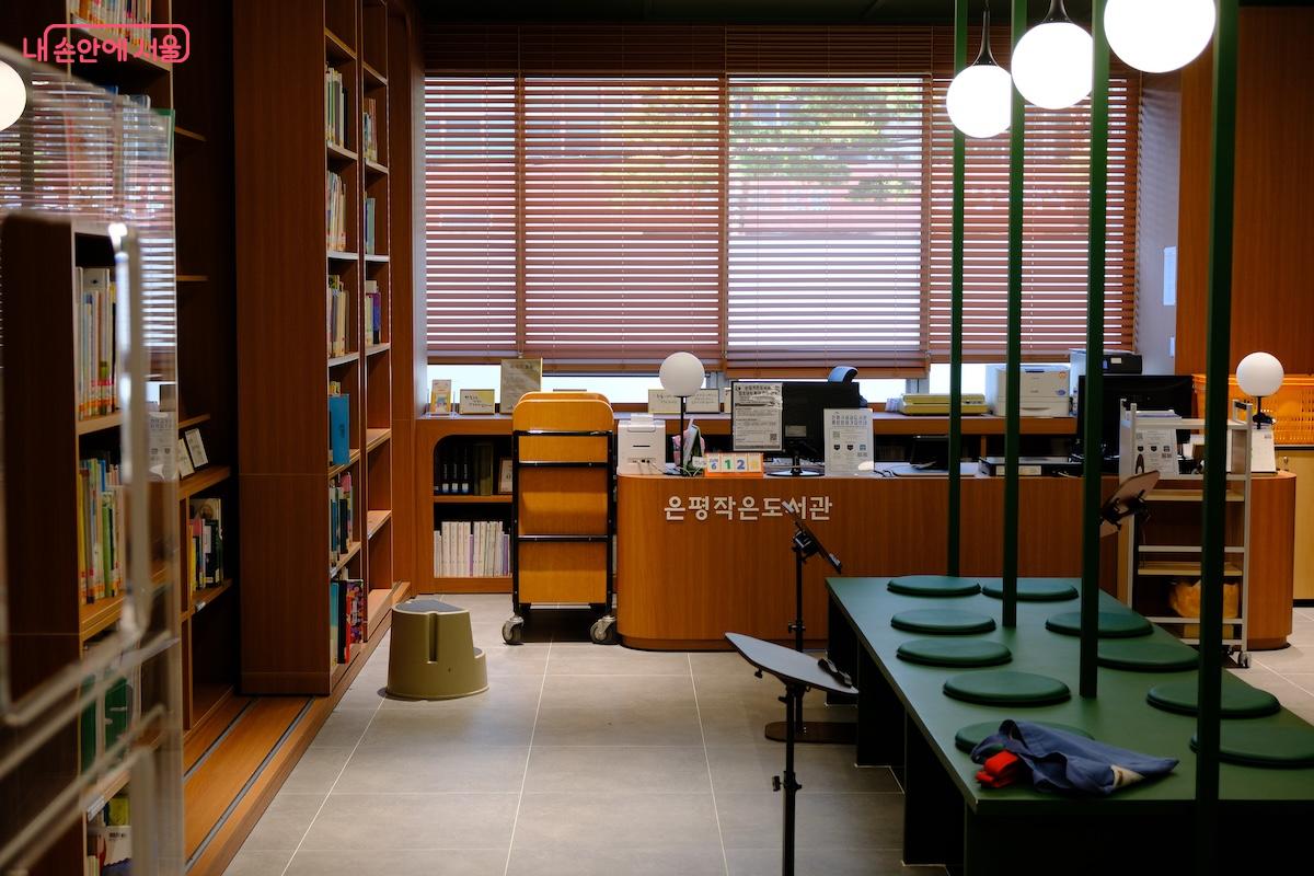 은평구청 1층에 위치한 은평작은도서관도 이용해 보자. &copy;임중빈