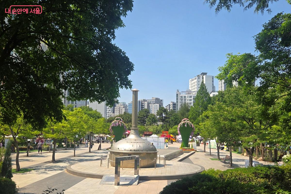맥주 공장의 기억 위에 사람과 자연의 생명력이 뿌리내린 영등포공원 &copy;김미선