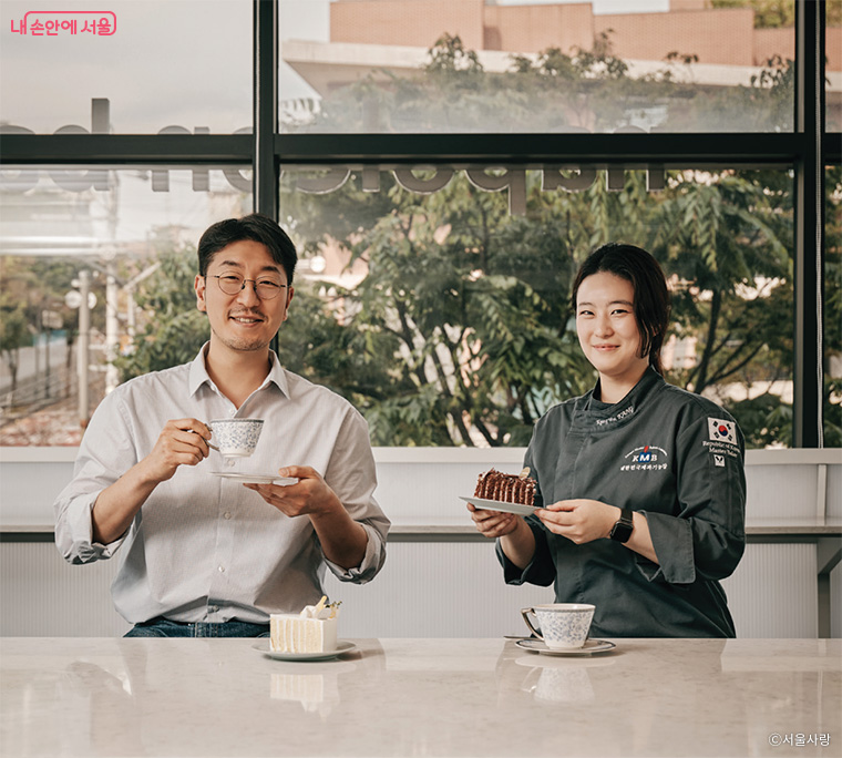 3대째 이어온 나폴레옹과자점 강경원 팀장. 박준우 셰프에게 본점의 역사에 대해 설명하고 있다.