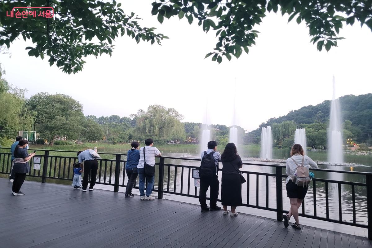 초여름 저녁 보라매공원 음악분수와 연못을 바라보며 여유로운 시간을 보내는 시민들