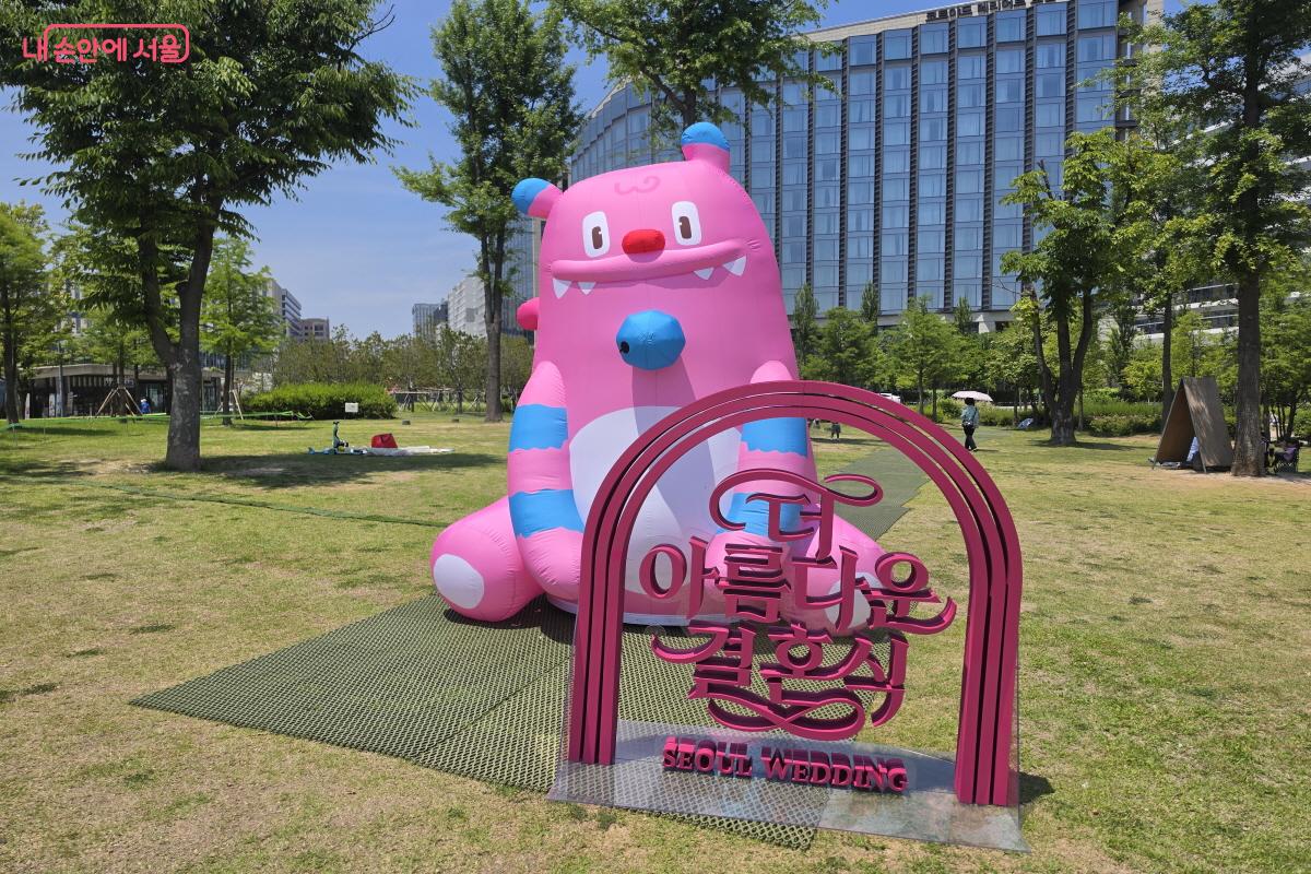 '더 아름다운 결혼식' 사업 상징물과 해치 캐릭터