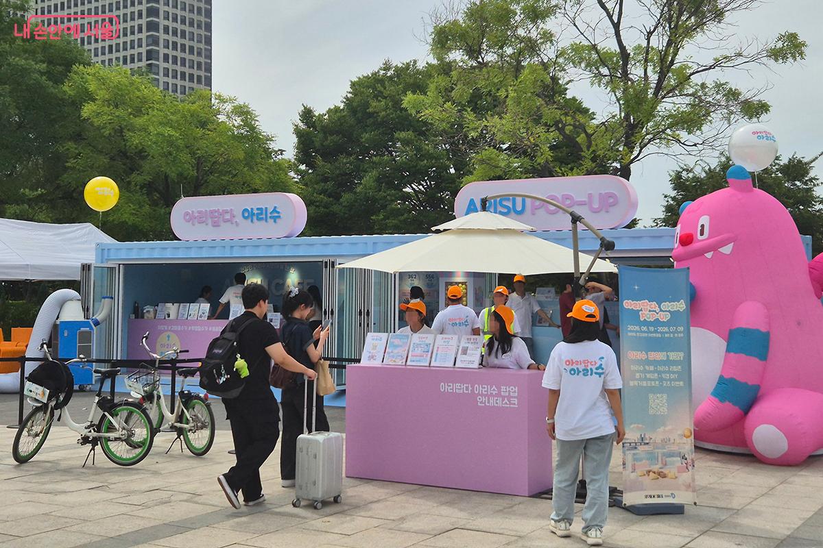 이번 주말에는 소중한 가족, 친구의 손을 잡고, 혹은 가볍게 텀블러 하나 챙겨 들고 여의도한강공원으로 가보는건 어떨까.