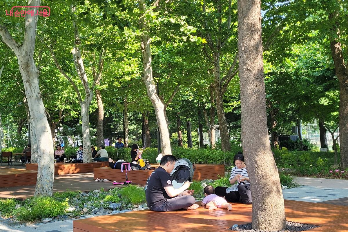 보라매공원 숲속 쉼터에서 휴식을 즐기는 가족들