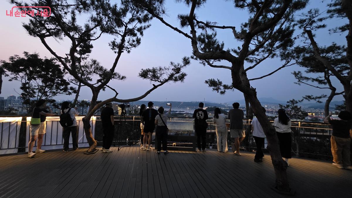 용왕산 정상과 스카이워크에는 주야간 많은 시민들이 찾는 명소이다. ⓒ최용수