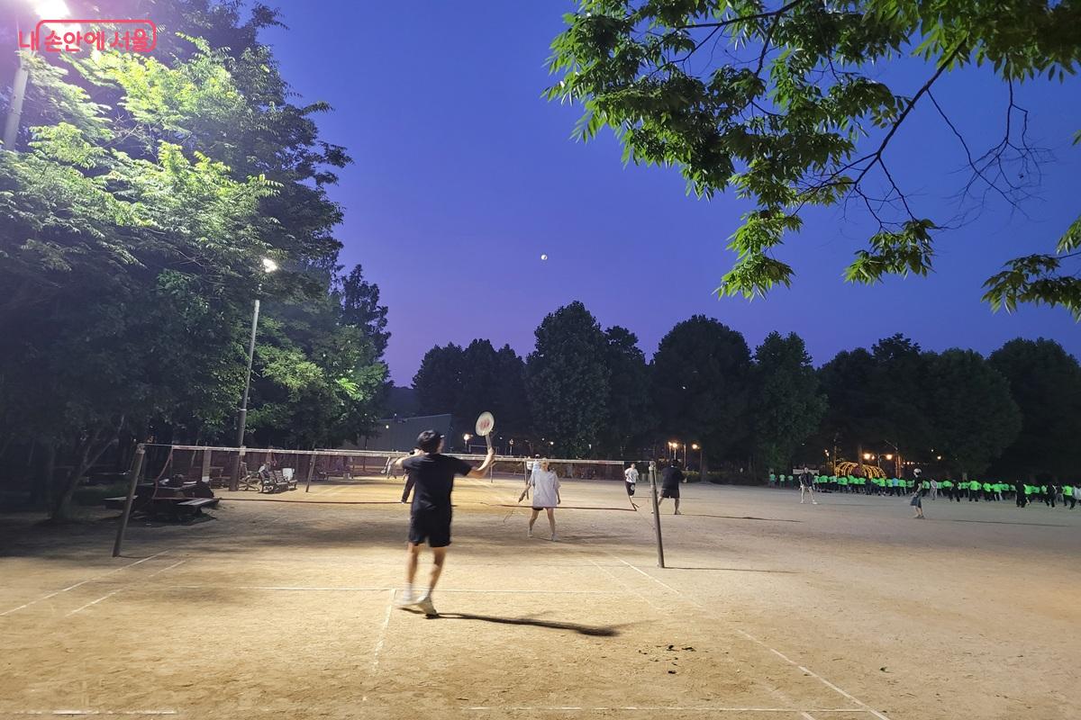 저녁 시간 보라매공원에서 배드민턴과 단체 체조를 즐기는 시민들의 모습