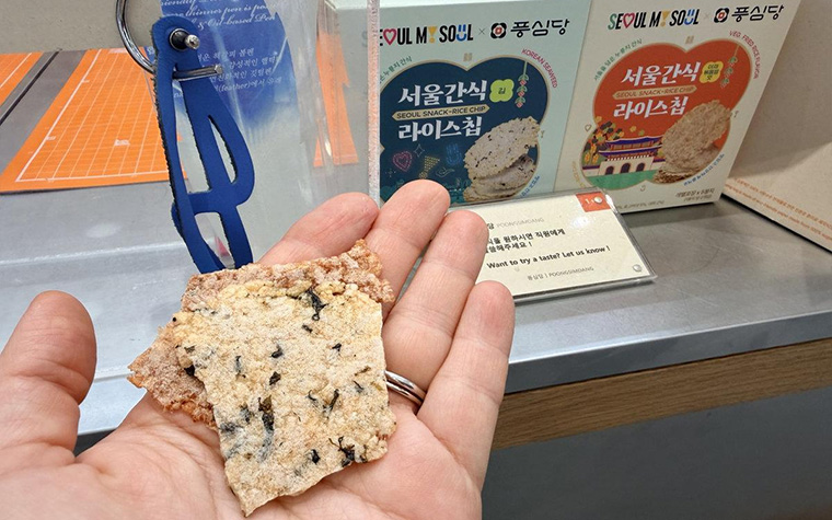 40kcal로 즐기는 K-볶음밥! '서울간식 라이스칩' 먹어 보니