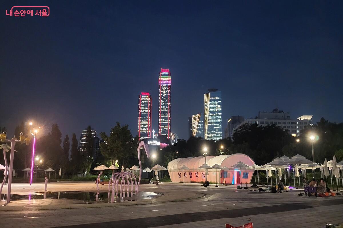 여의도 야경을 배경으로 사진 찍기 좋았다. &copy;장지영