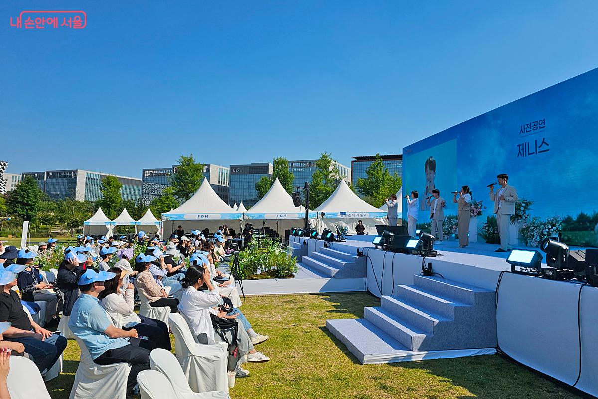 '2026 서울 결혼페스타' 메인 무대에서 공연 중인 가수 제니스 &copy;오도연