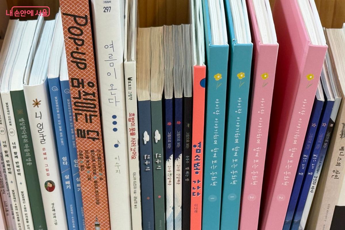 <베니스의 상인>, <여름이 온다> 등 테마별로 마련해 두었다. &copy;임윤아