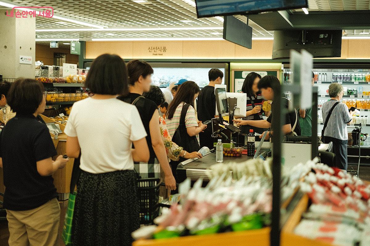 재개장 첫날 많은 시민들이 서울동행상회에 관심을 갖고 방문했다. ©김아름