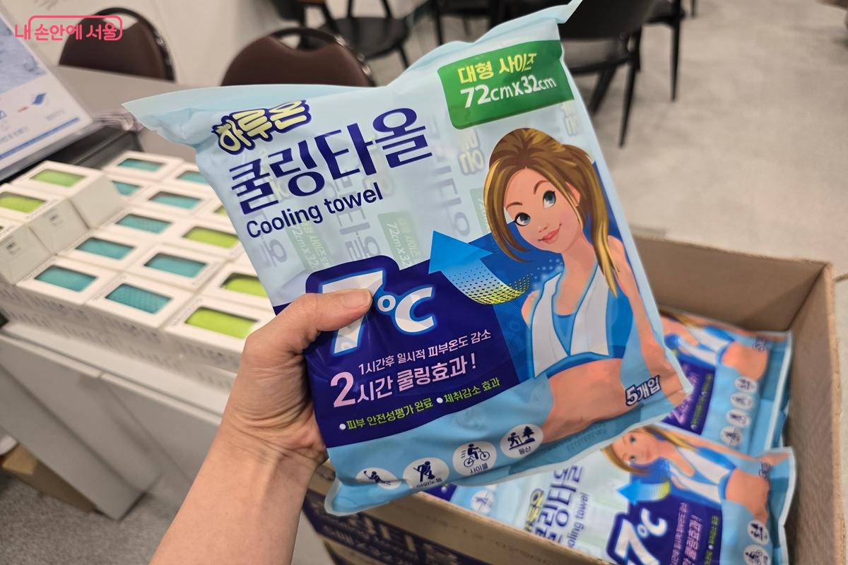 대형 쿨타월도 1인 1개씩 제공되고 있다. &copy;강사랑