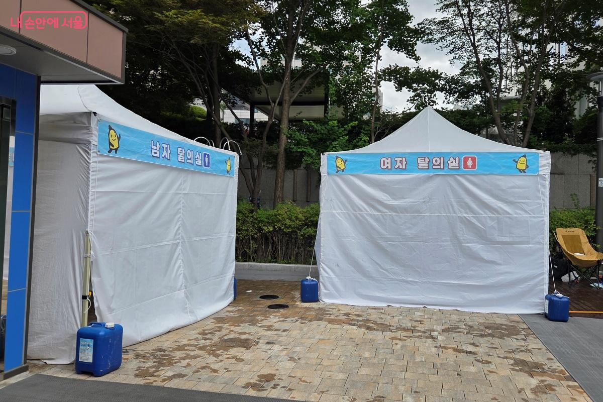 남자 탈의실, 여자 탈의실 &copy;김미선