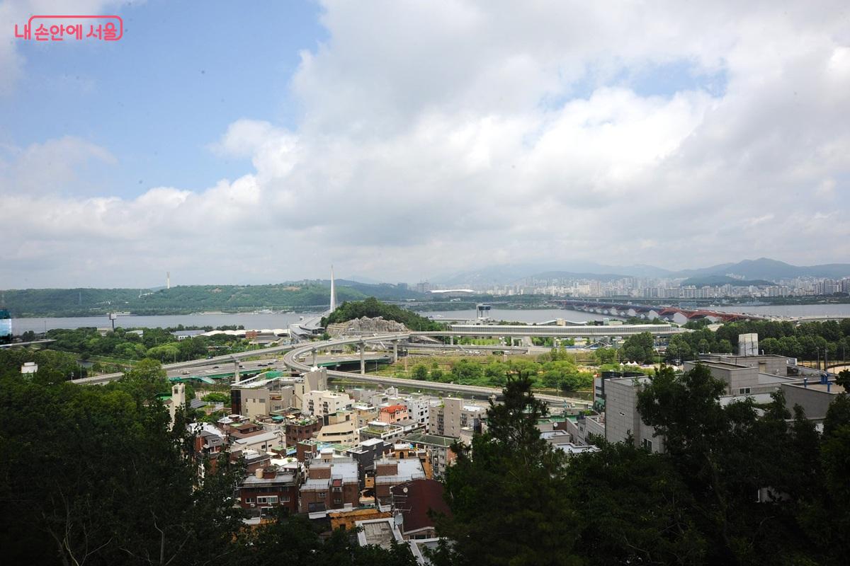 전망대에서 본 한강 주변과 강북 지역의 북한산 조망 &copy;조수봉
