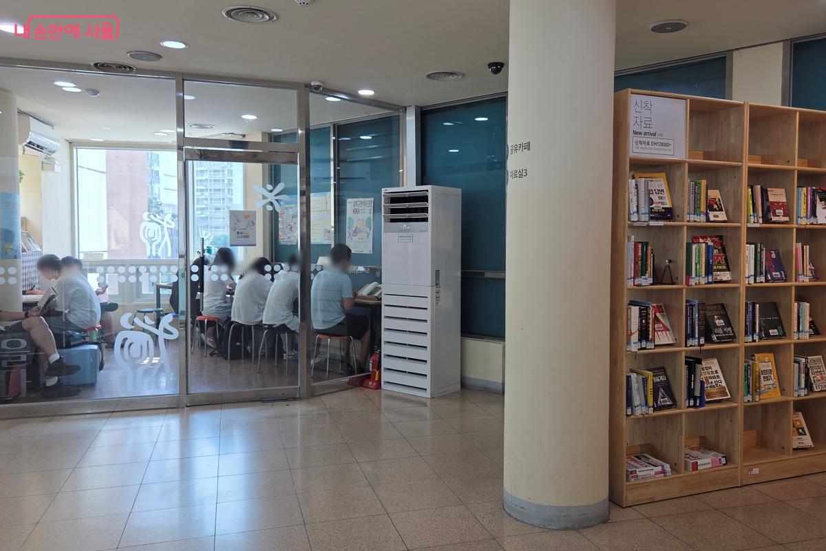 조용한 도서관에서 누구의 방해도 받지 않고, 집중할 수 있다. &copy;김미선