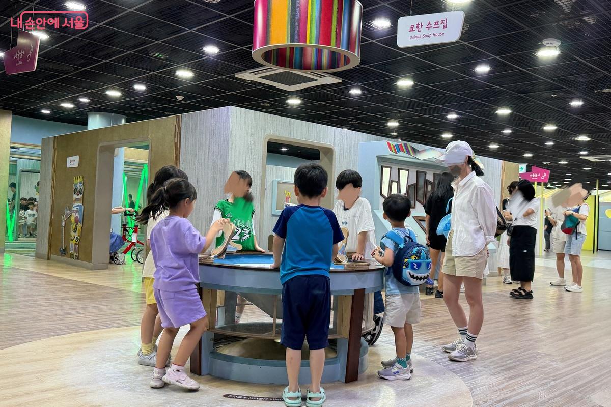 빛과 움직임으로 채워진 1층 체험 공간 &copy;이미현