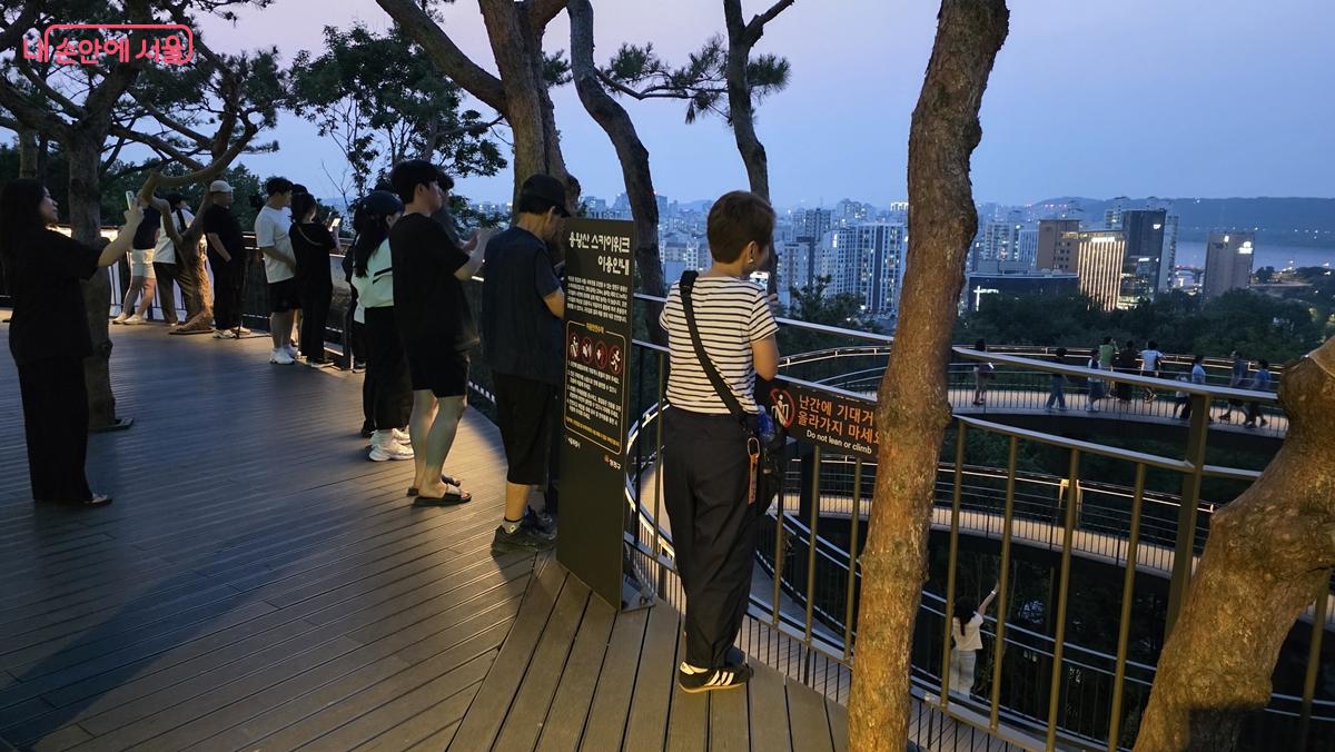 더위를 식히고 야경을 즐기러 용왕정을 찾은 시민들 ⓒ최용수