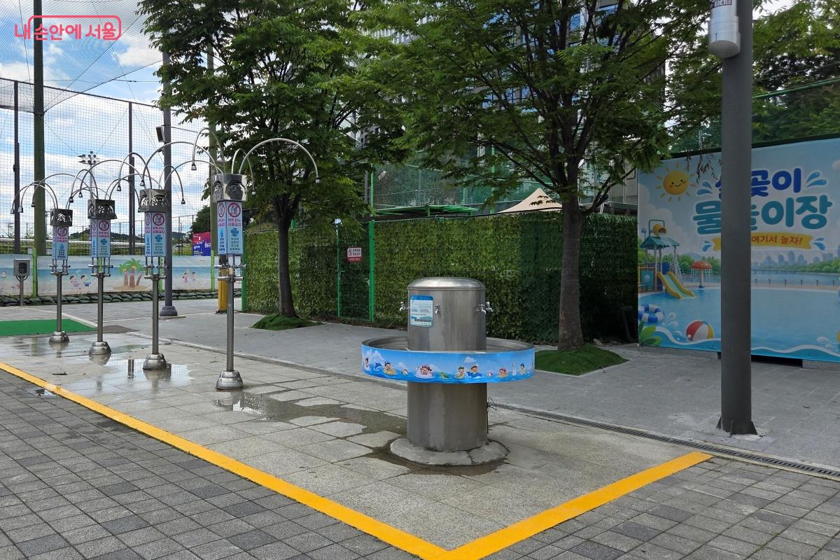 물놀이장에 들어가기 전, 샤워 시설에서 몸을 깨끗이 해준다. &copy;김미선