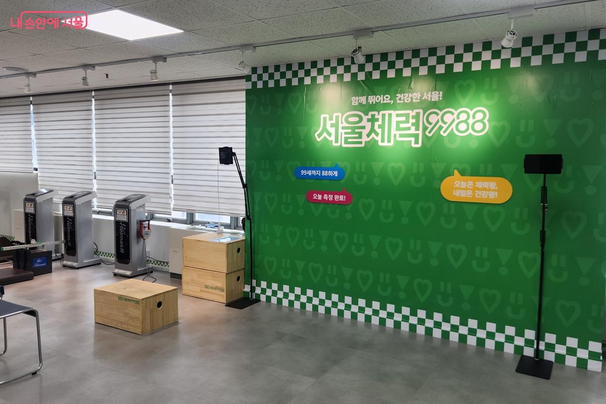 체력측정실 한쪽에는 준비운동을 할 수 있는 넓은 공간이 마련돼 있다. ©김지영