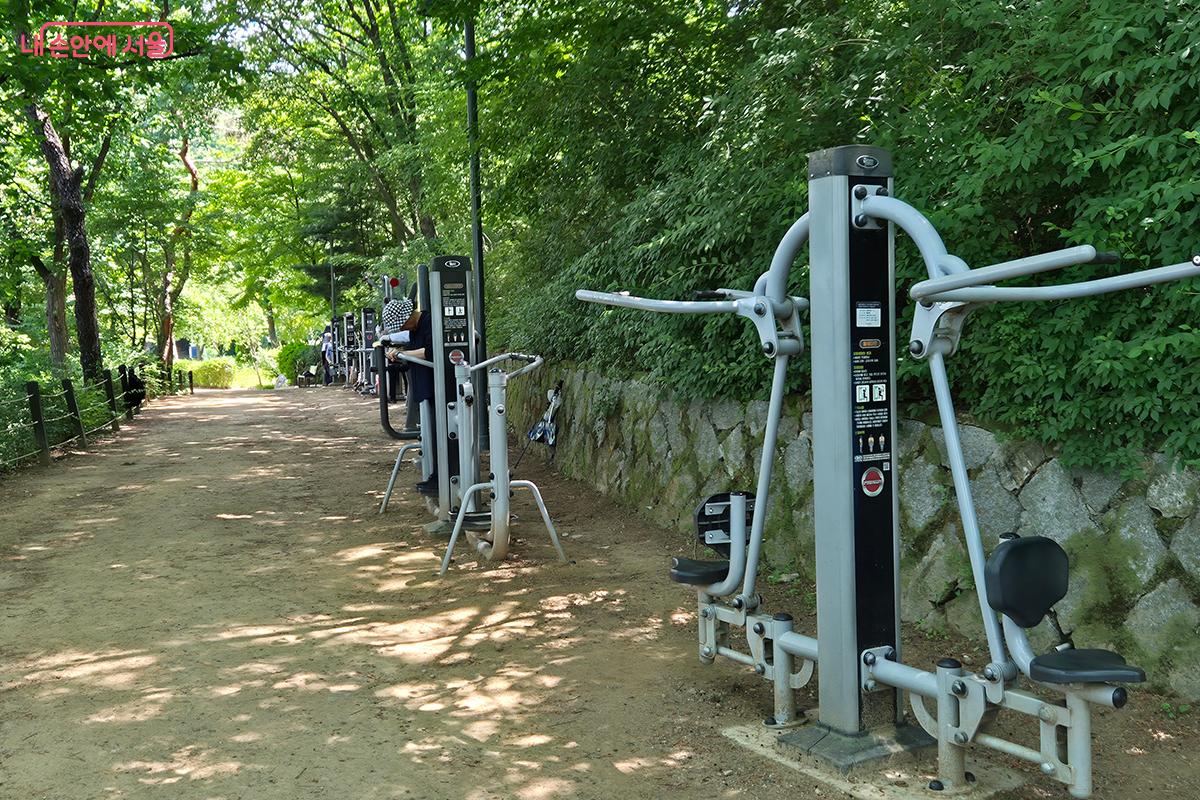 노후화된 운동기구를 교체해 더욱 안전한 공간으로 이동했다. ©정향선