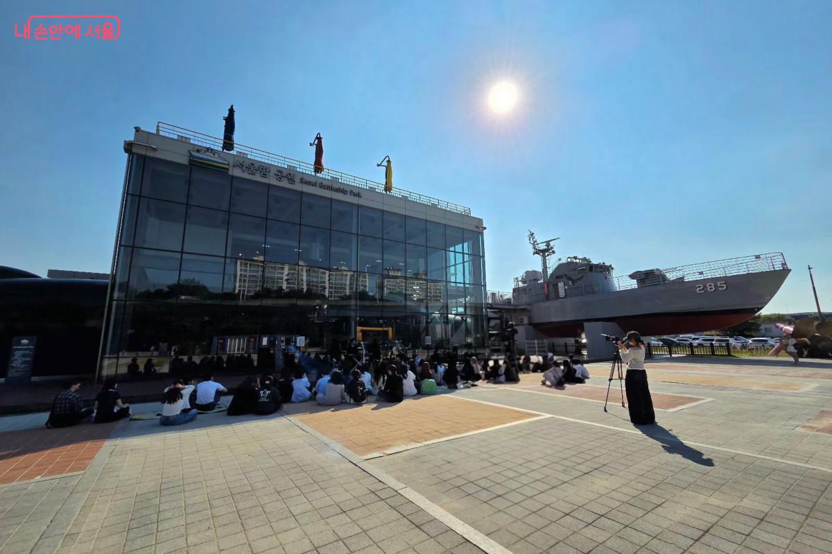 특이한 외관의 안내센터와 참수리호, 버스킹 공연이 열리는 다목적광장 &copy;최정윤
