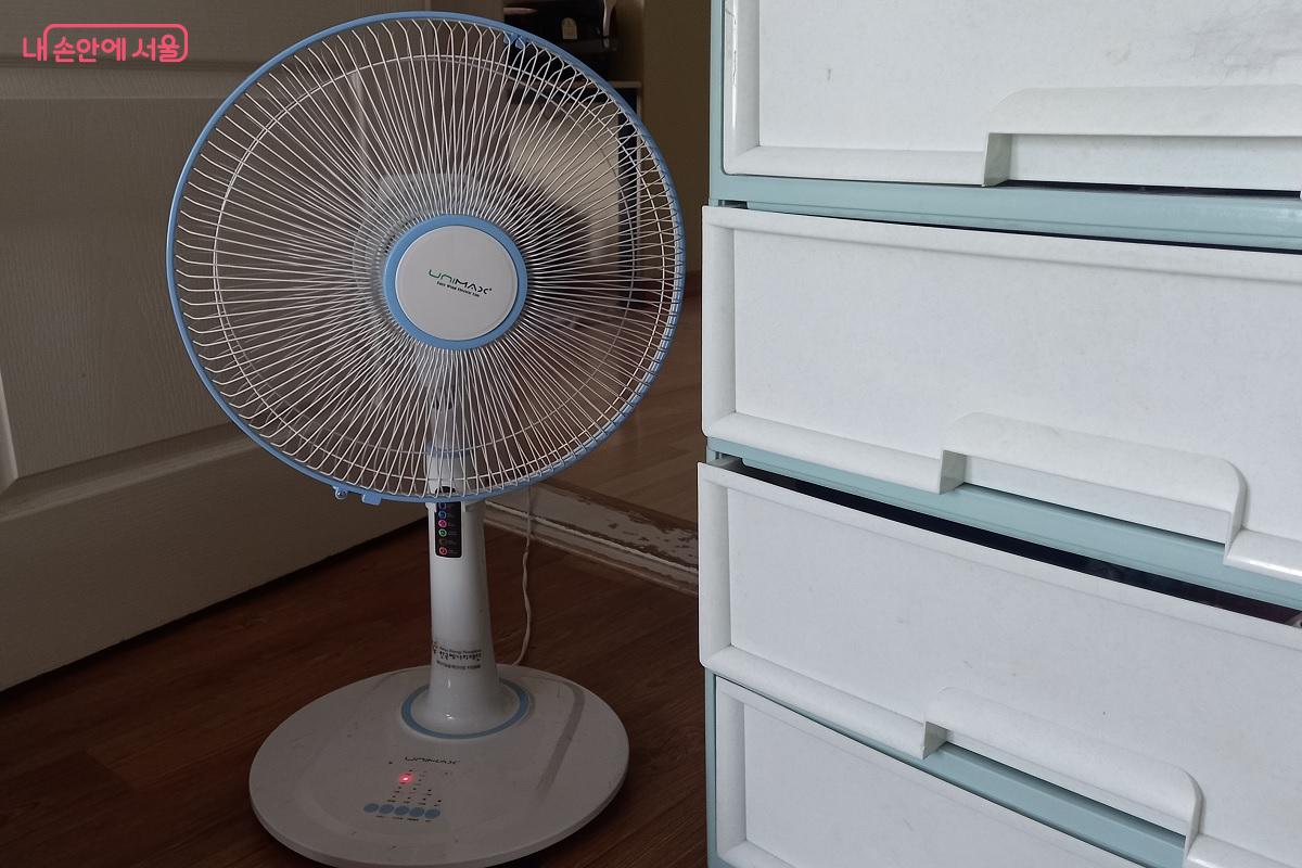 에어컨 대신 선풍기의 시원함을 느끼며 에너지 절약에 동참해 본다. ©박유진