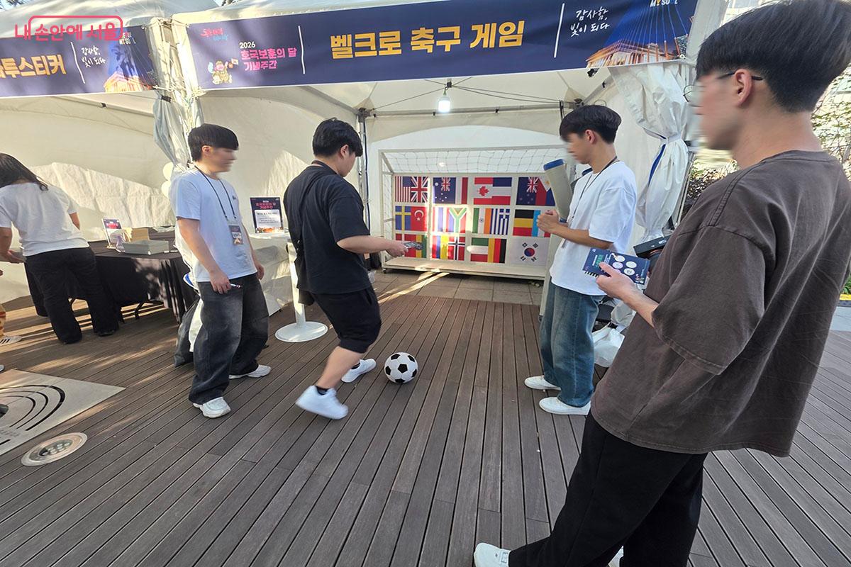 벨크로 축구 게임 중인 시민들 ⓒ양순남