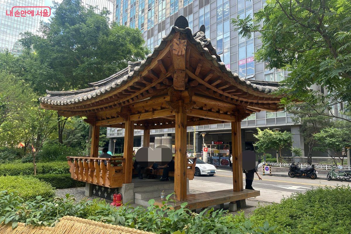 대형 정자에서 시민들이 담소를 나누고 있다. ©김재형