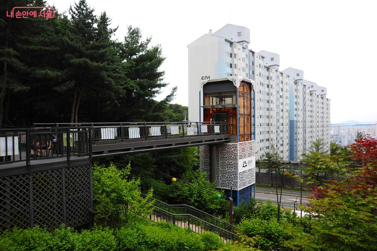 폭포쉼터에서 승강기를 이용해 내려가면 &lsquo;벽산아파트5단지&rsquo; 버스정류장이다. &copy;조수봉