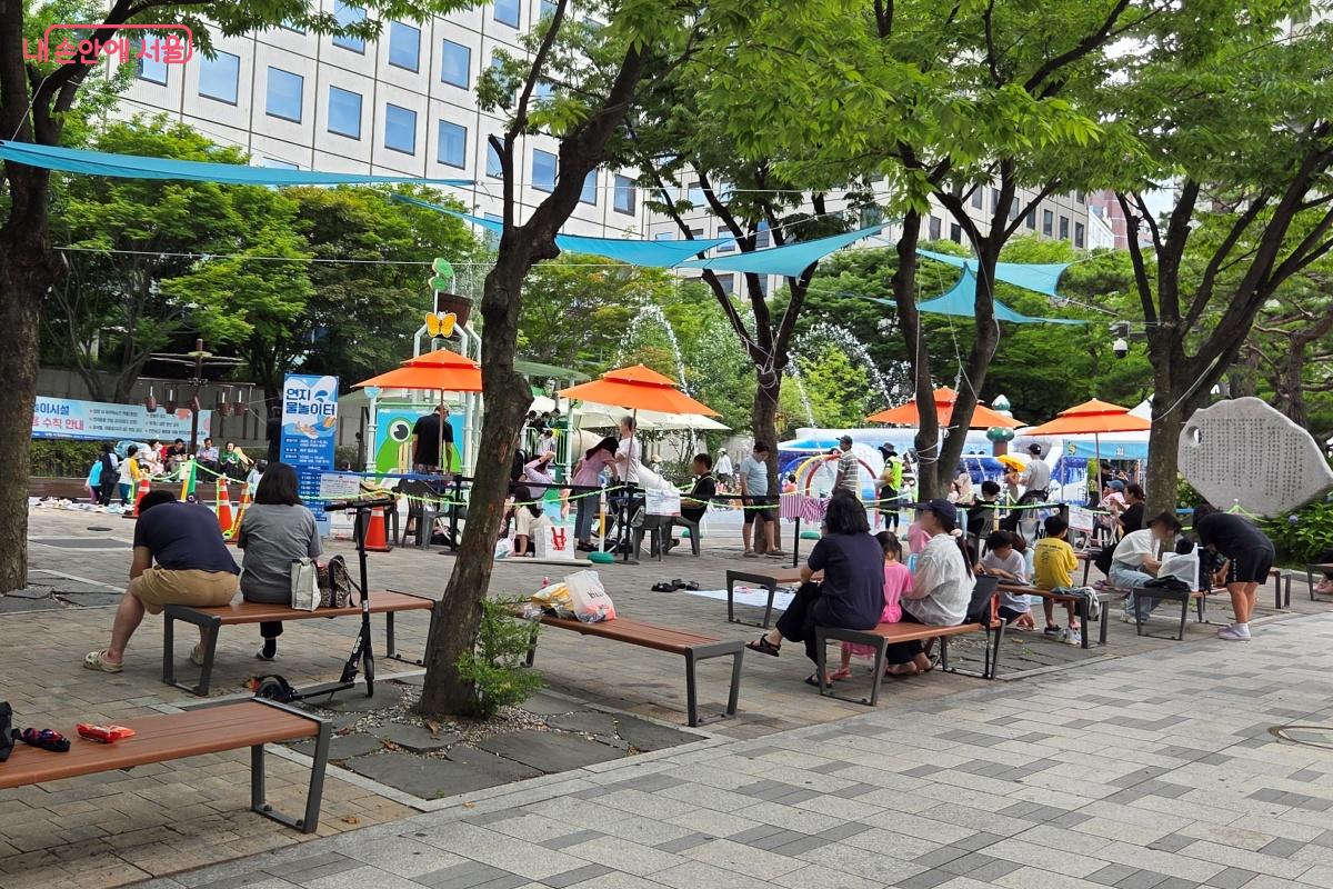 연지물놀이터 입구에도 앉아 쉴 수 있는 자리가 있었다. &copy;김미선