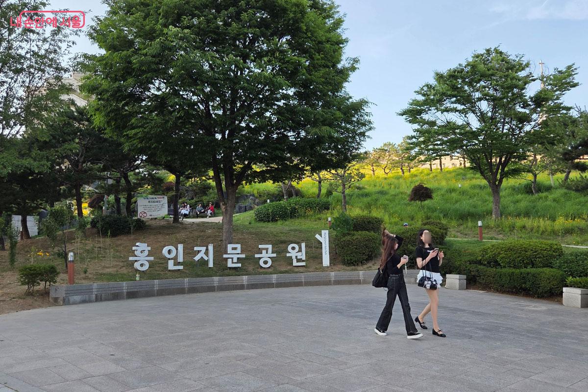 초여름의 푸른 녹음과 함께 시민들을 맞이하는 흥인지문공원 입구 전경 &copy;이다현