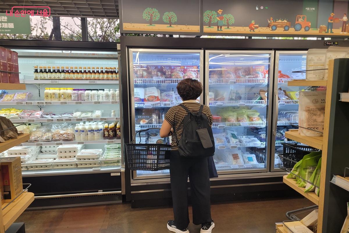 신선식품과 간편식 등 다양한 지역 먹거리가 판매되고 있다. &copy;조연