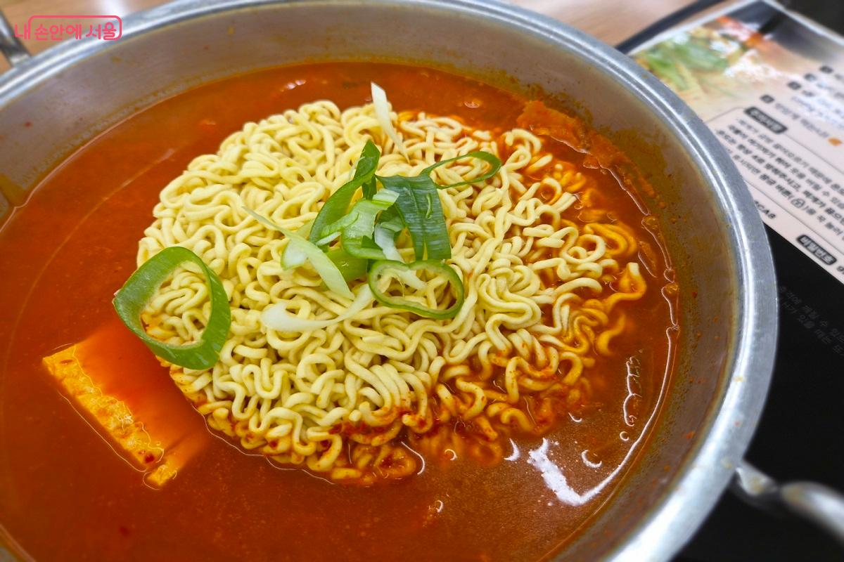청년밥상문간 슬로우점의 김치찌개는 3,000원이다. &copy;박영신