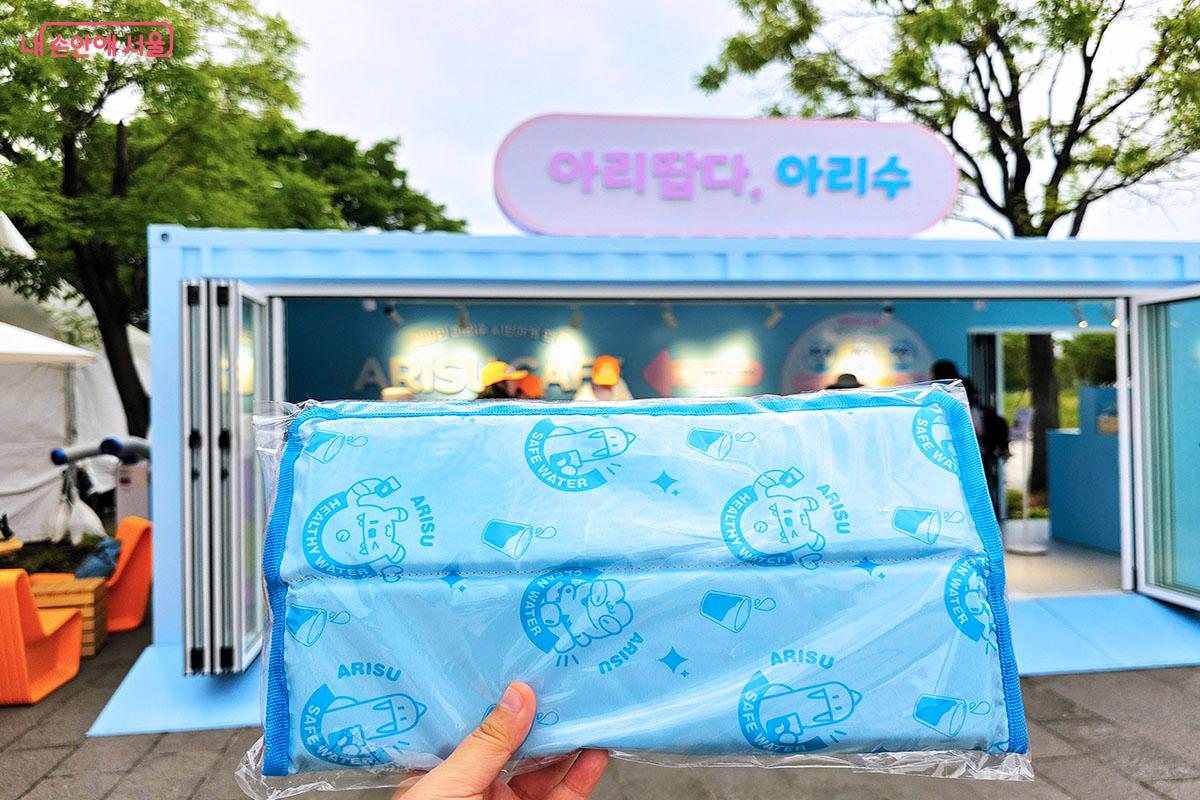 공 뽑기 게임에서 받은 5종 굿즈 중 하나인 폴딩 방석 ©양순남
