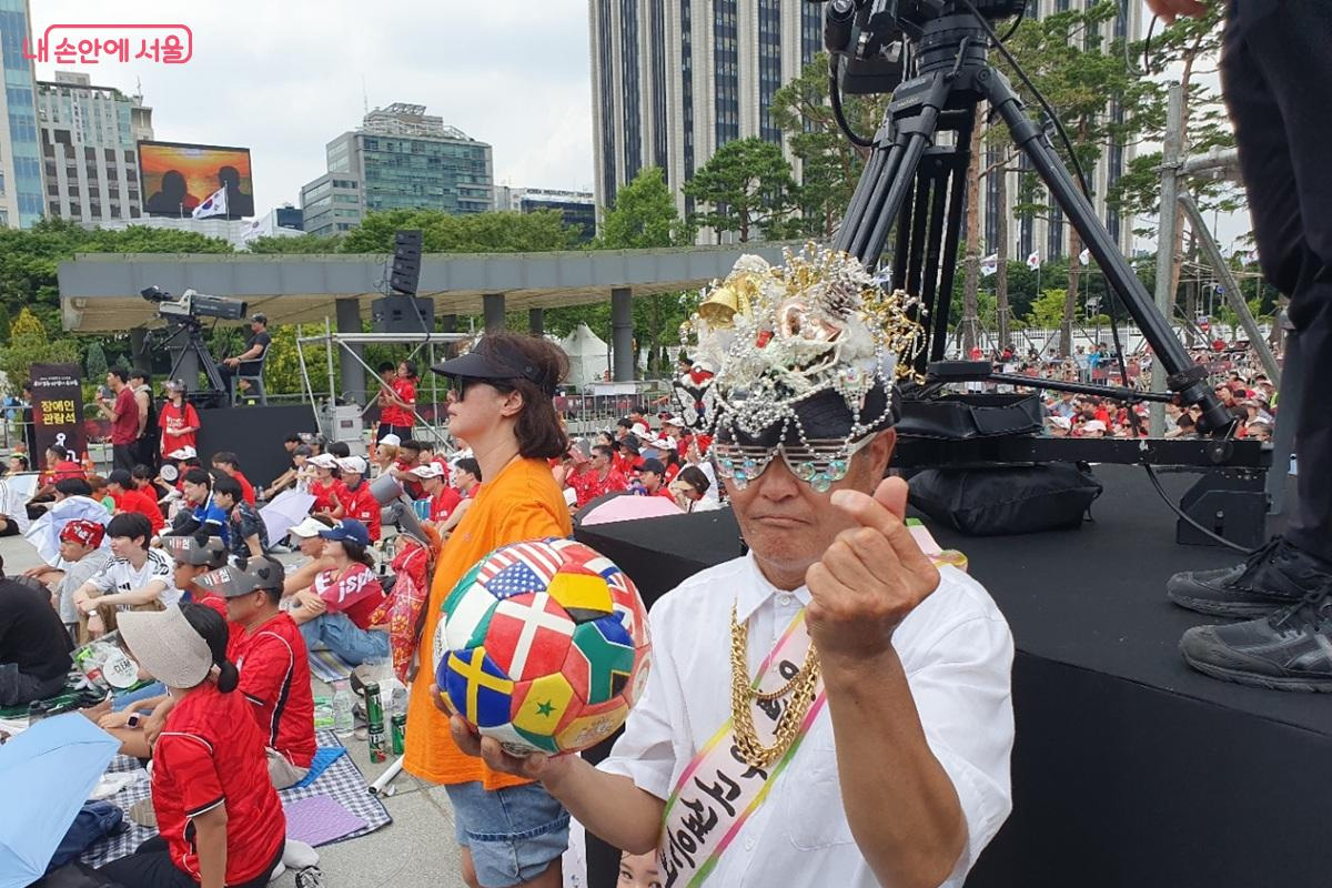 이색 모자와 축구공으로 눈길을 모은 응원 복장 &copy;김병규