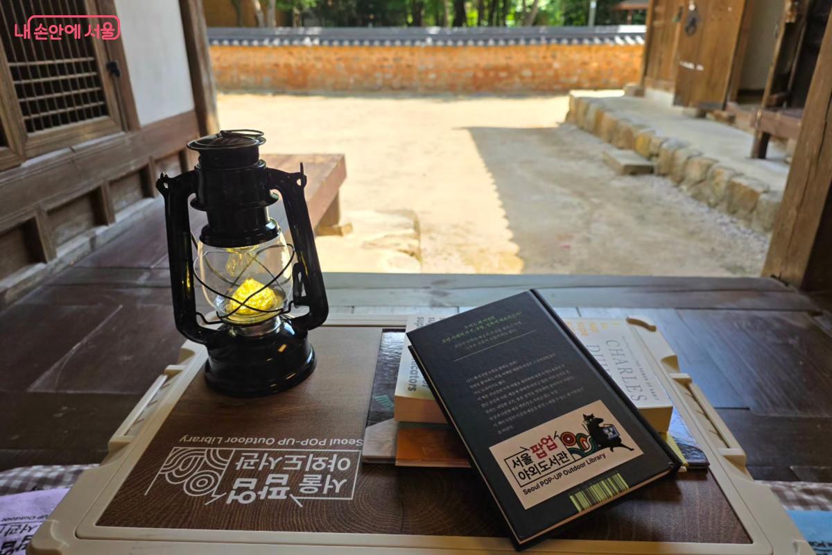 공간의 경계를 허물고 독서 경험을 확장시키는 서울팝업야외도서관 &copy;최정윤