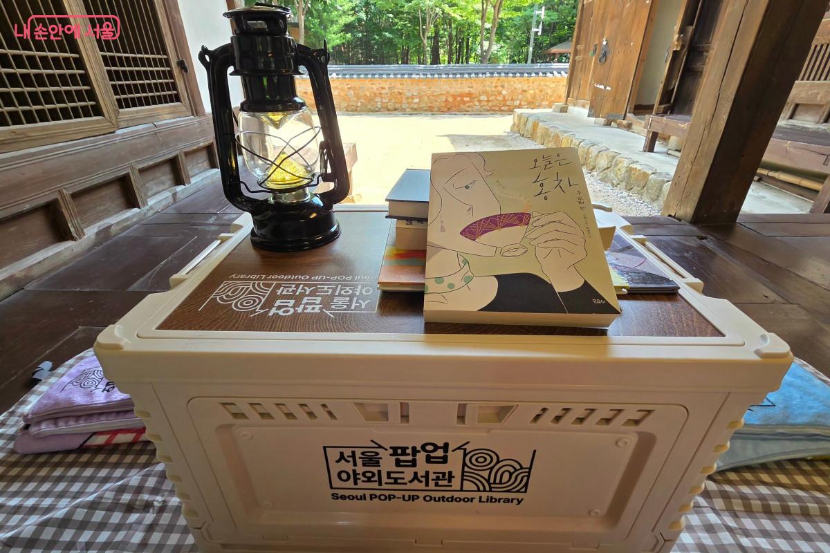 한옥 마루에 앉아 골목 풍경을 바라보며 책을 읽을 수 있는 '서울팝업야외도서관' 공간 &copy;최정윤