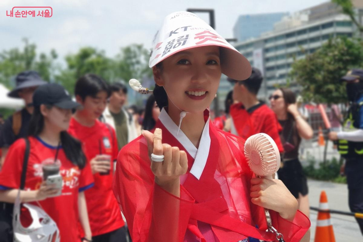 한복으로 붉은 악마를 표현한 응원 복장 &copy;김병규