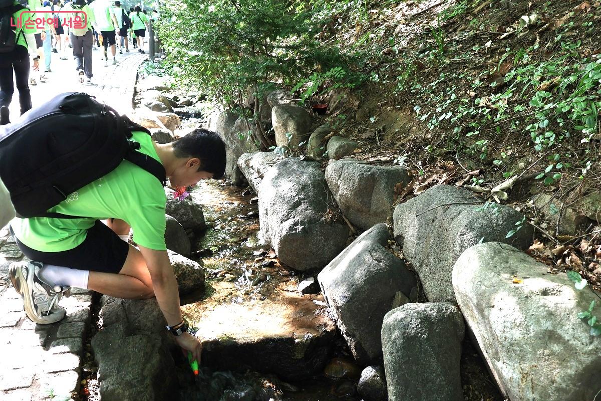 남산 계곡물에 물총을 채우며 축제를 즐기는 시민 &copy;이봉덕