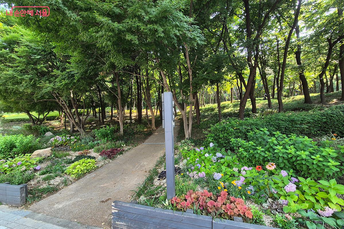 살구나무 그늘 쉼터에서 휴식을 취하는 공간 &lsquo;무궁화원&rsquo; &copy;정향선