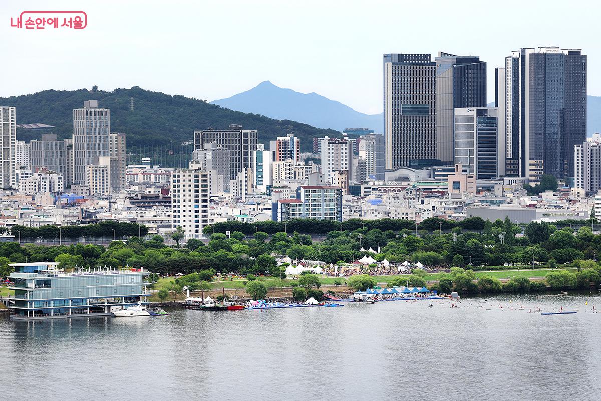뚝섬 한강공원에서 열리고 있는 '쉬엄쉬엄 한강 3종 축제'도 보인다. ©김주연