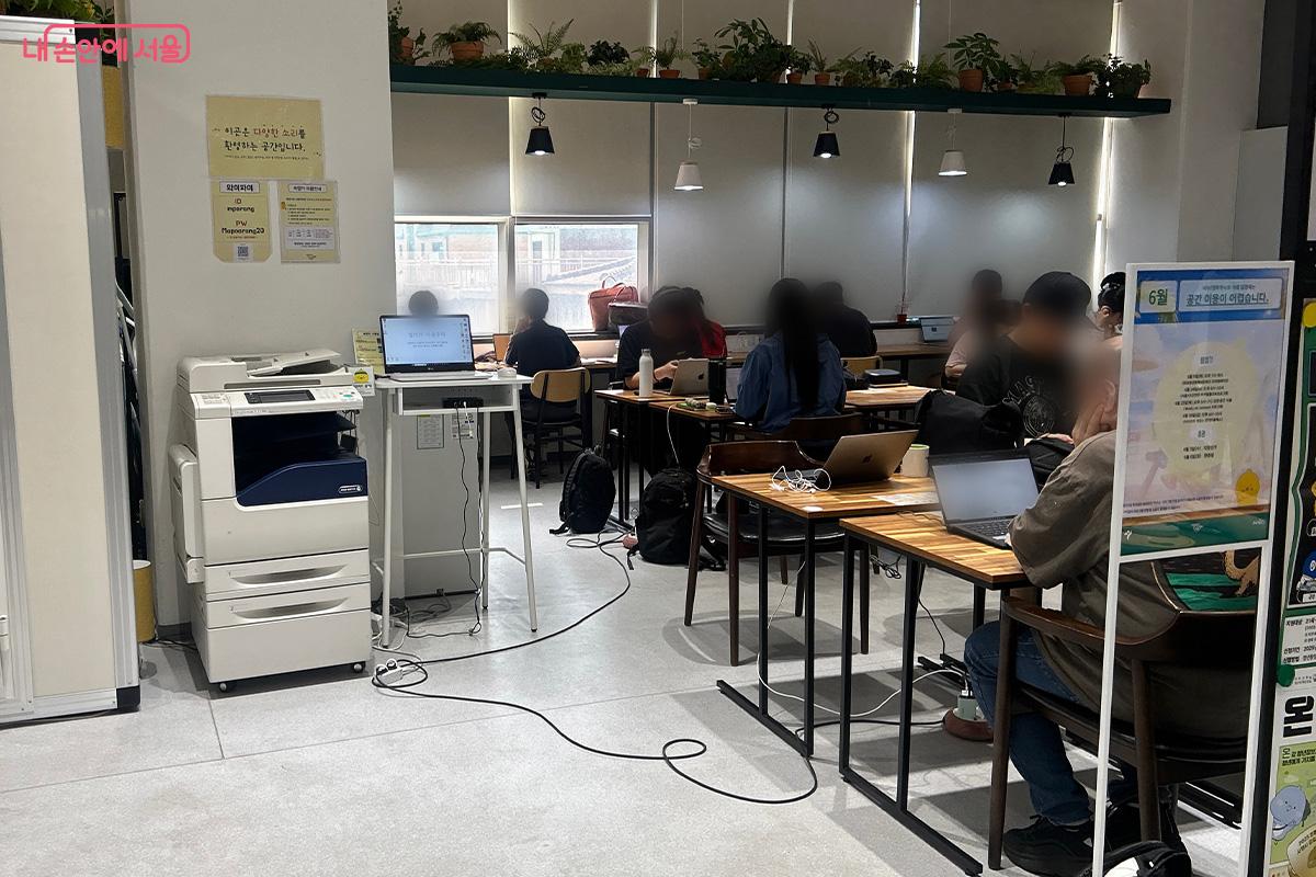 미디어실 바로 옆 자유석. 방문 당일에도 노트북을 펼친 청년들로 자리가 채워져 있었다. 