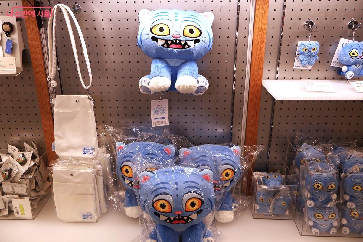 익살스러운 표정의 전통 호랑이 캐릭터 인형과 미니 백 등 K-캐릭터 굿즈 &copy;이봉덕