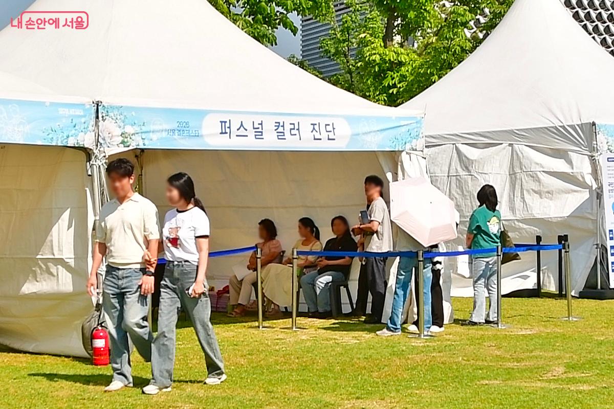 드레스 색상이나 신혼 가구 등 개인별 취향에 맞는 퍼스널컬러 진단 부스
