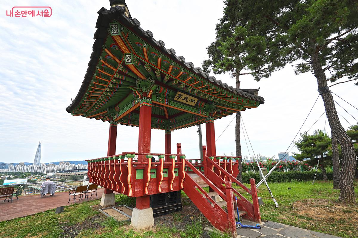 '삼성정'이라 불리는 전통 정자에서는 잠실의 멋진 풍경이 한눈에 들어온다. ©김주연