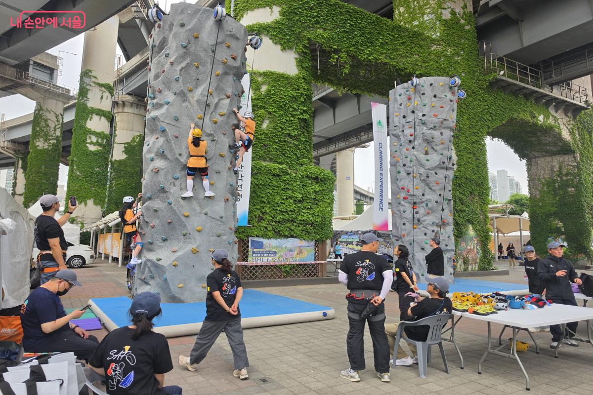 서울특별시 산악회에서 제공한 클라이밍 체험 ⓒ조수연