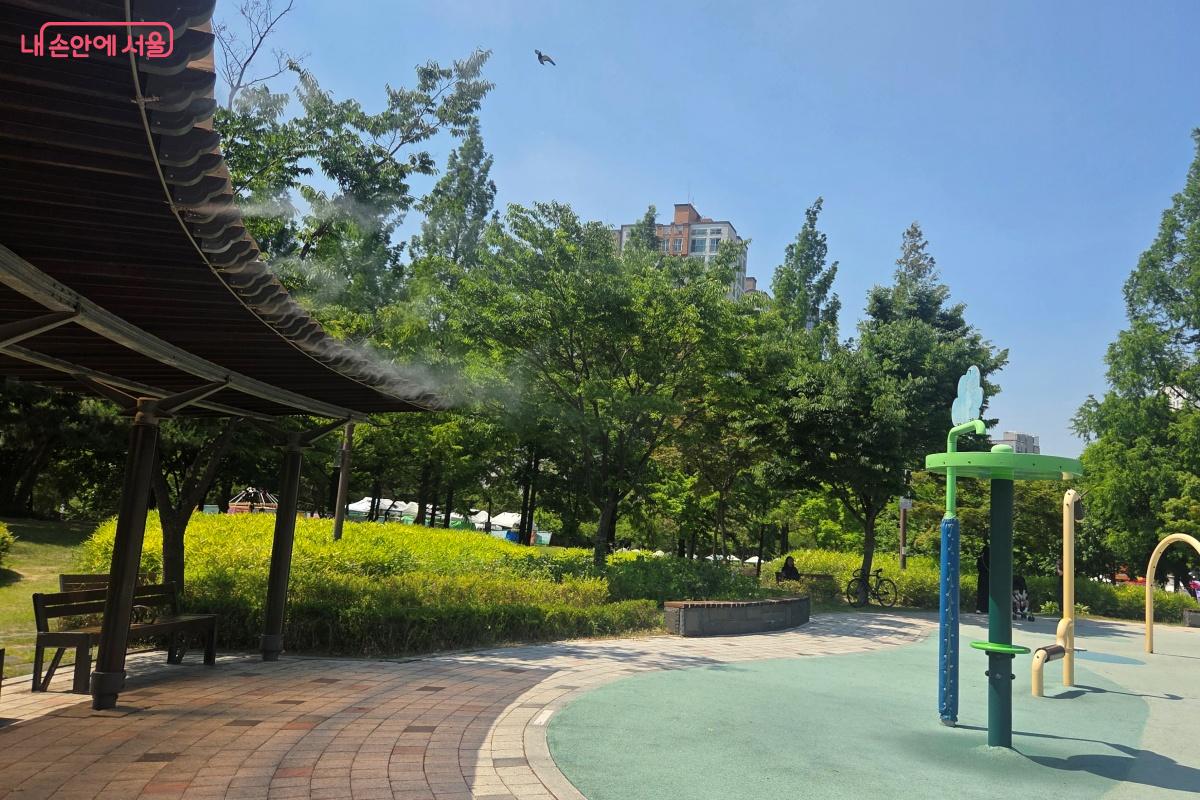 쿨링포그 시스템으로 미스트를 분사했다. &copy;김미선